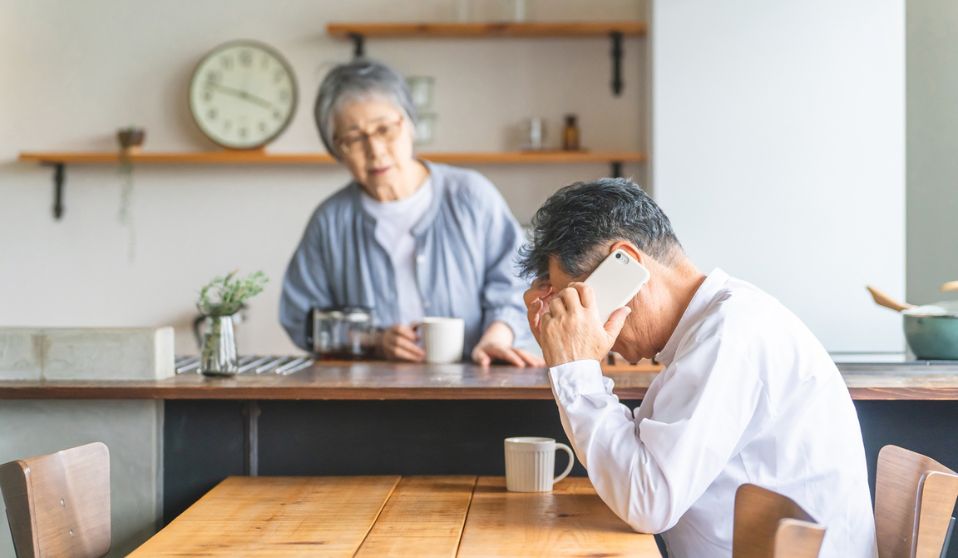 悩んでいる夫婦